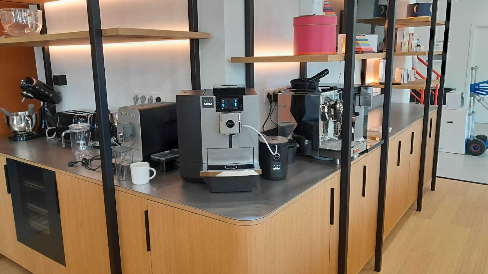 un espace pause café dans la boutique de Pierre Marcolini à Bruxelles
