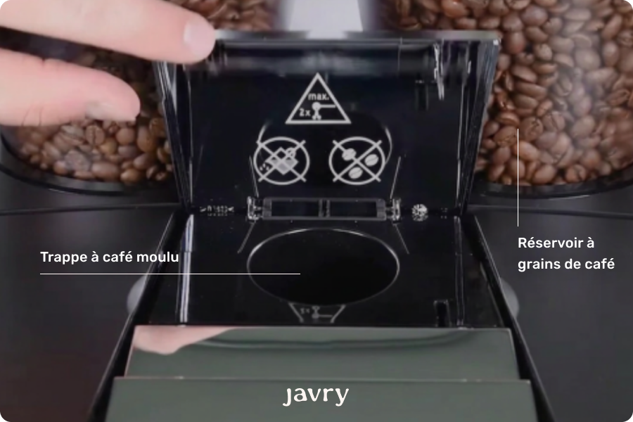 trappe à café moulu dans une machine à café